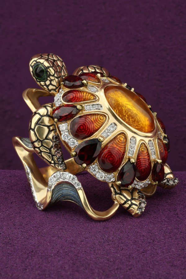 Кольцо из лимонного золота c эмалью, фианитом, гранатом и янтарём