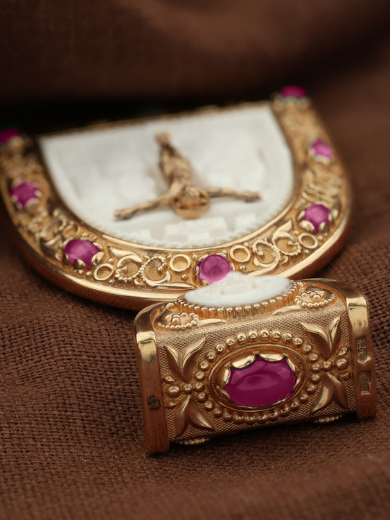 Нательная икона из красного золота 585 пробы c эмалью, рубином и бивнем мамонта