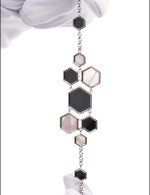 Браслет из белого золота c ониксом и перламутром