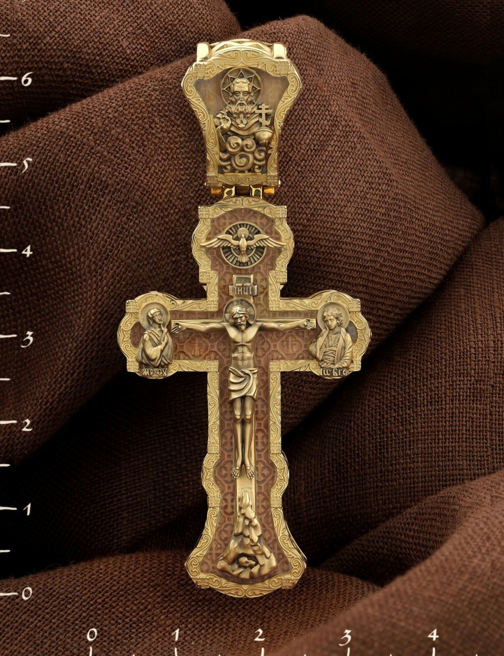 Крест из лимонного золота c деревом груши