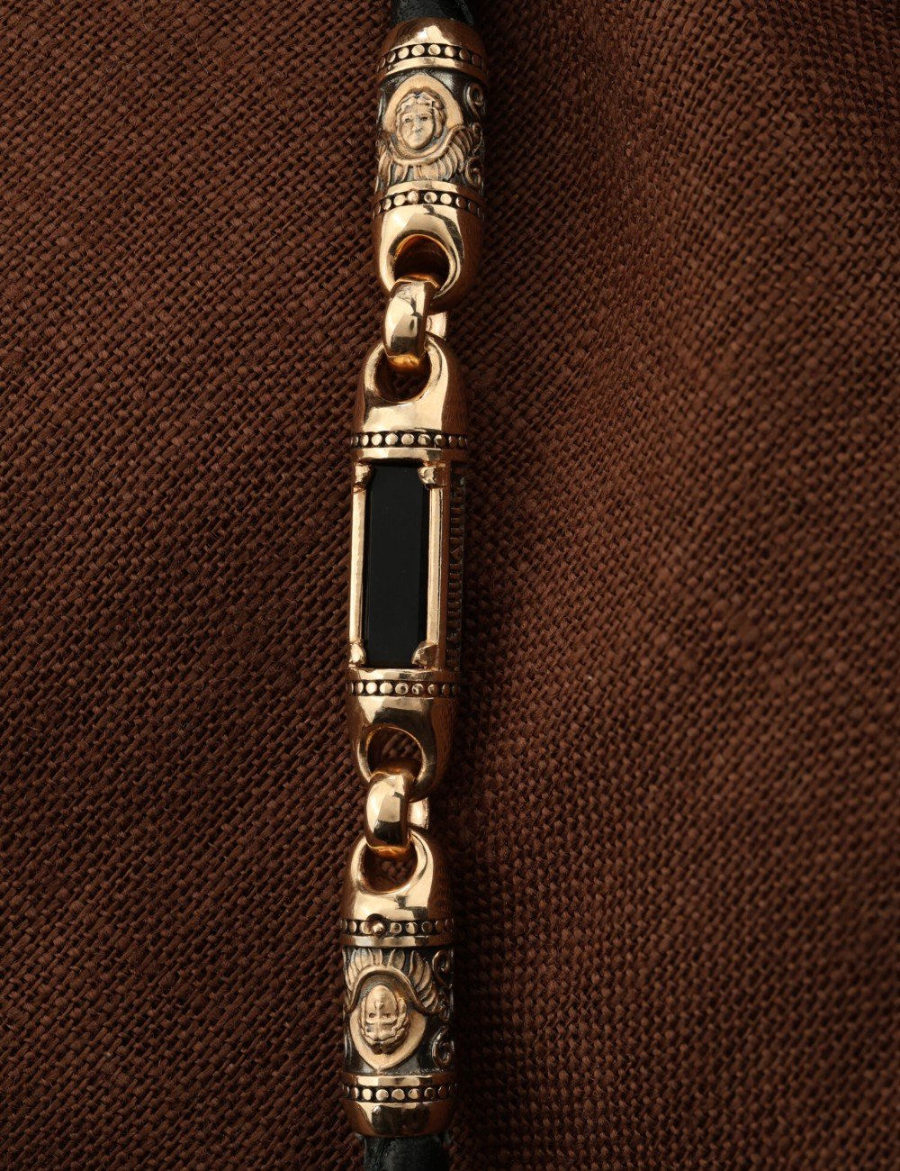 Гайтан из золота c кожаным шнурком и ониксом