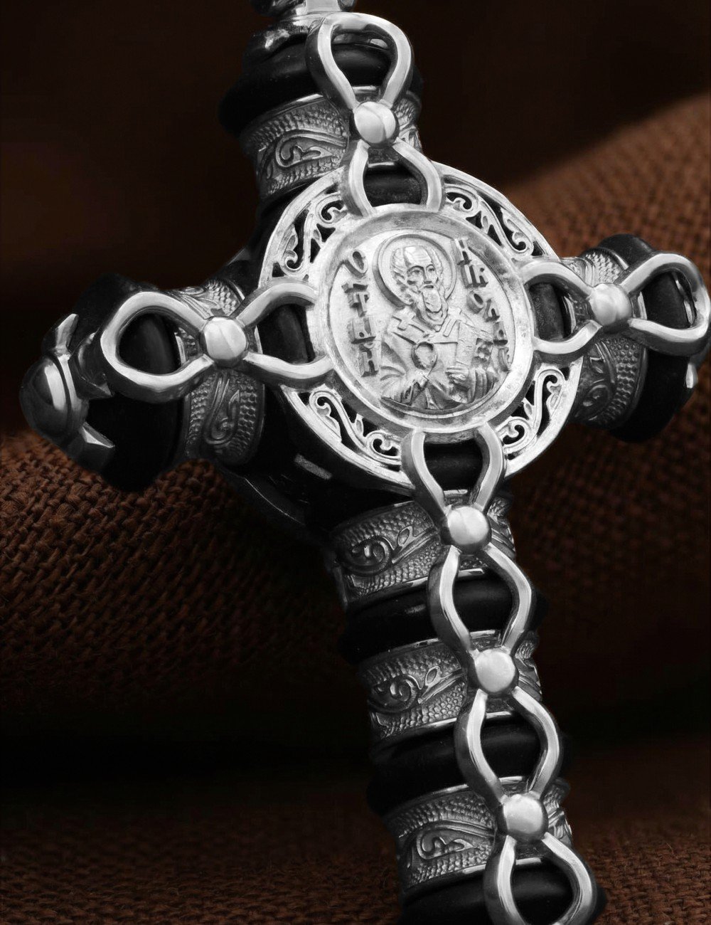 Крест из белого золота c ониксом