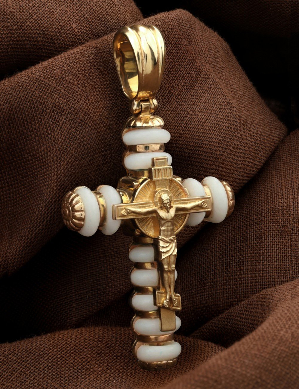 Крест из лимонного золота c кахолонгом