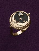 Кольцо из золота c бриллиантами, ониксом и перламутром