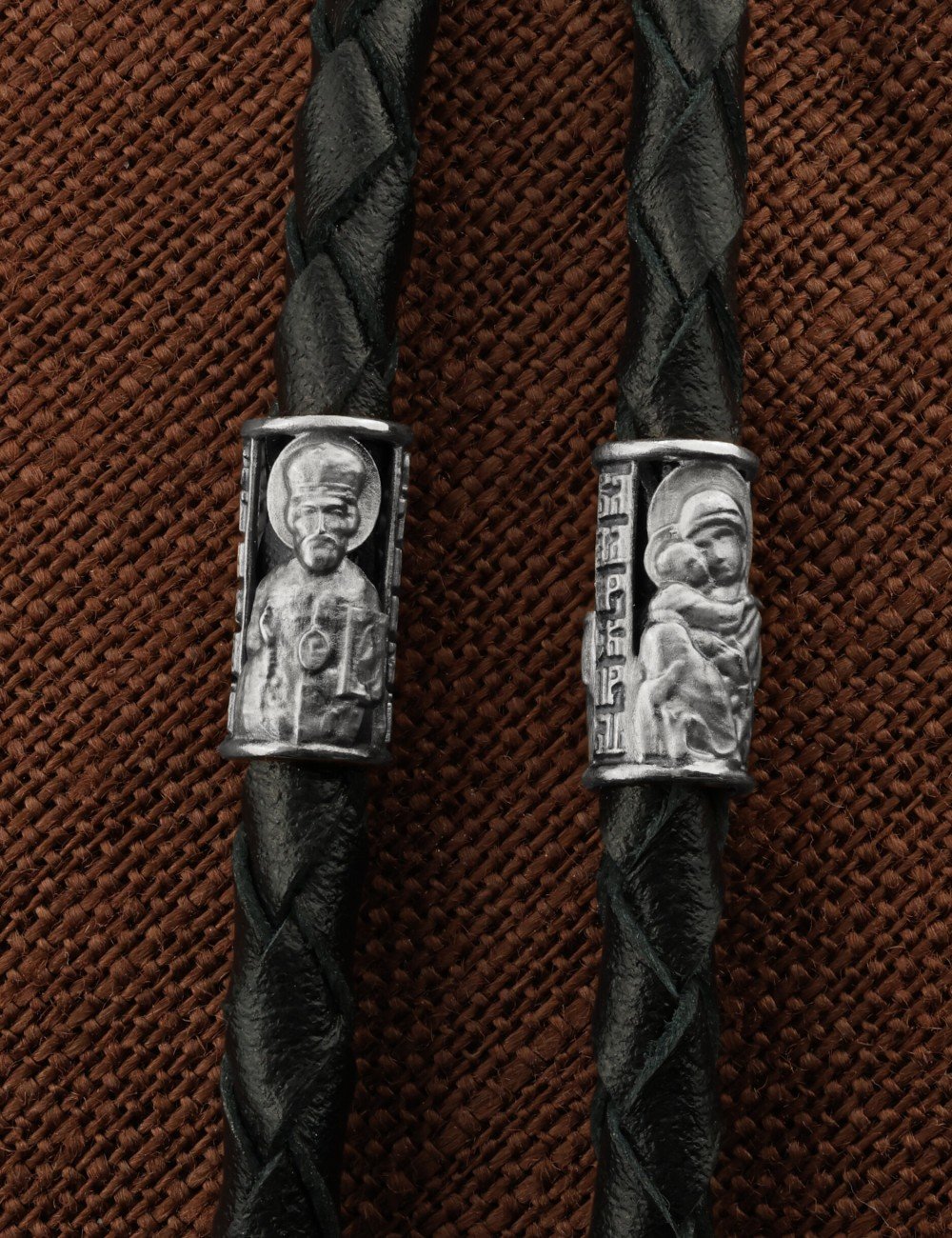 Гайтан из белого золота c кожаным шнурком