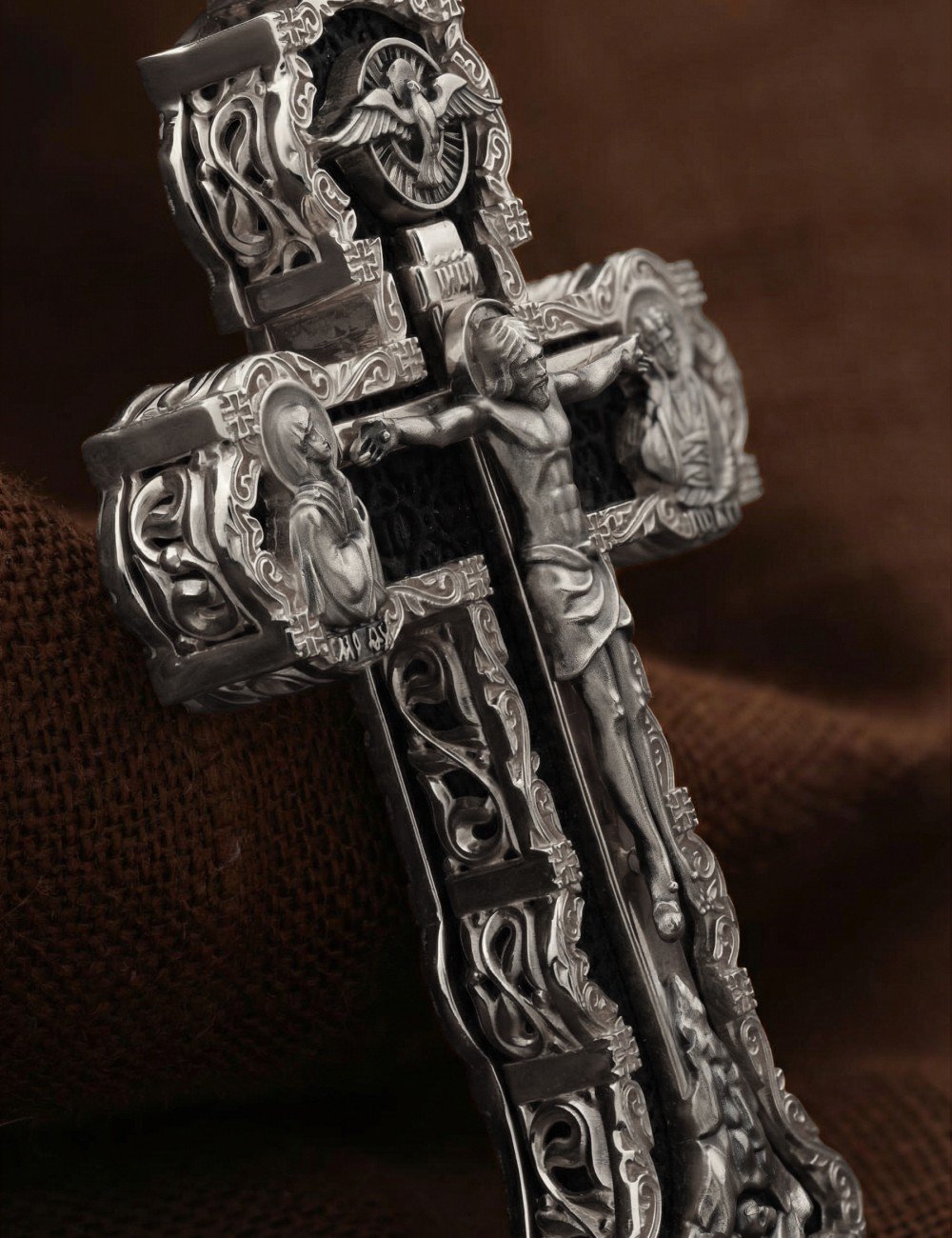 Крест из белого золота c эбеновым деревом