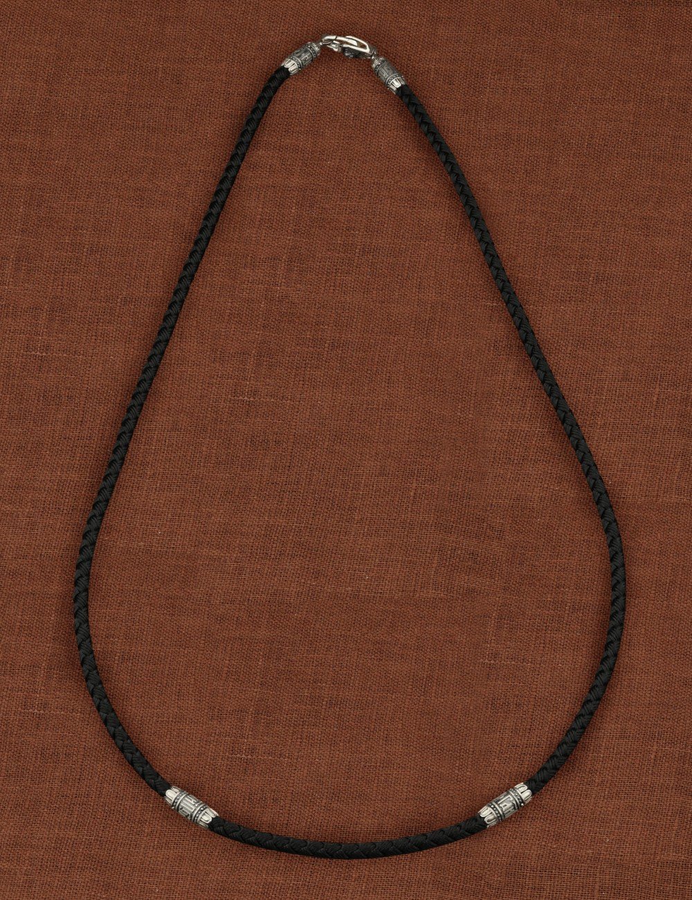 Шнурок шёлковый из белого золота c шёлковым шнурком