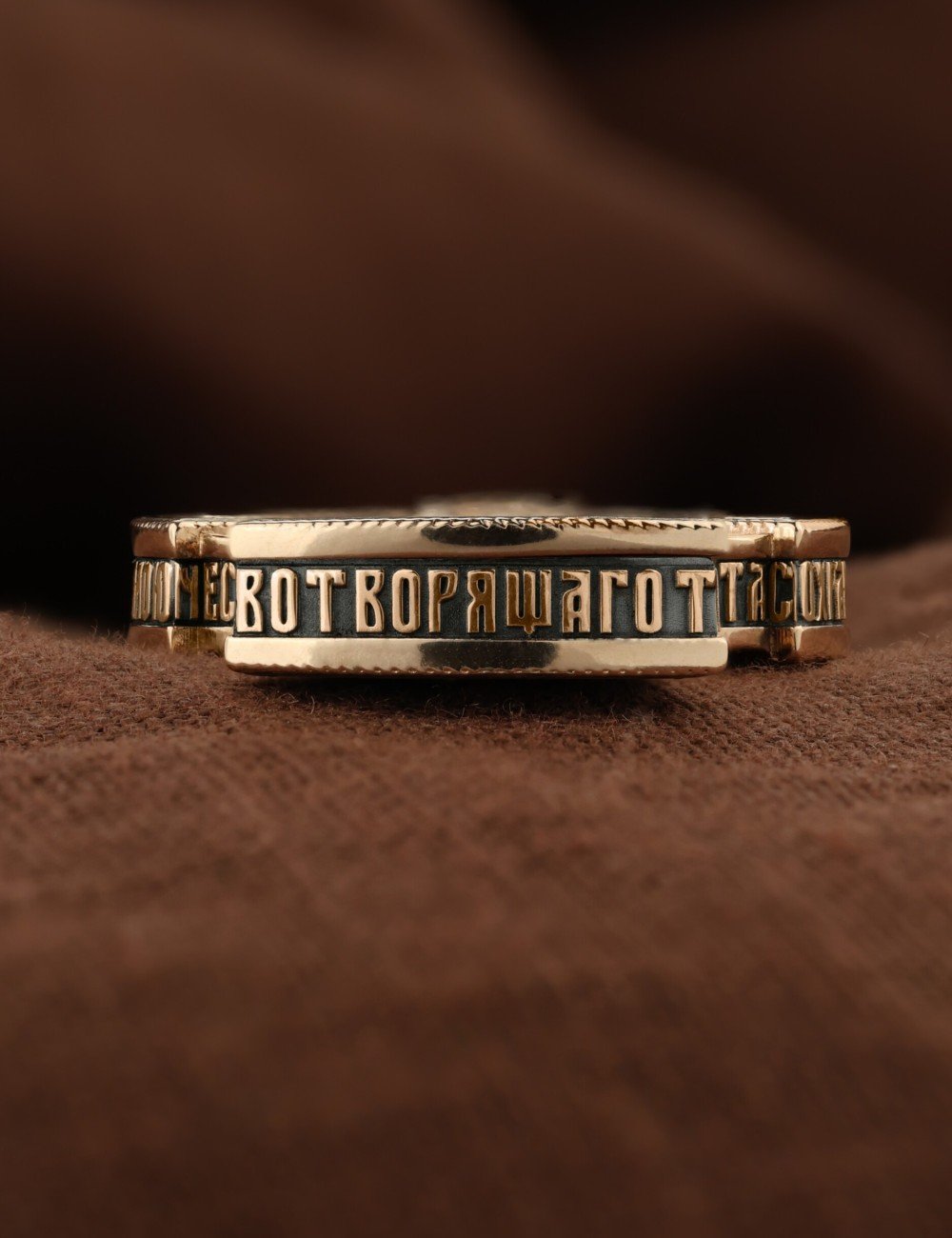 Крест из золота c эбеновым деревом