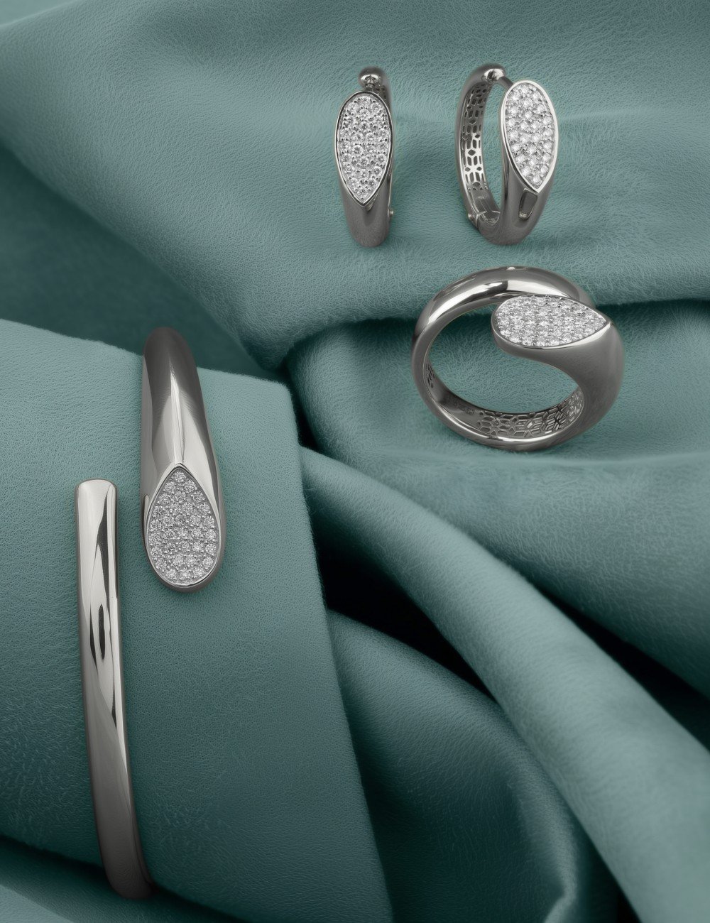 Серьги из белого золота c бриллиантами