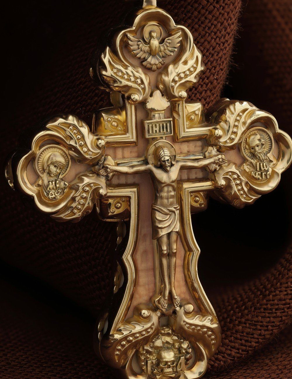 Крест из лимонного золота c деревом груши