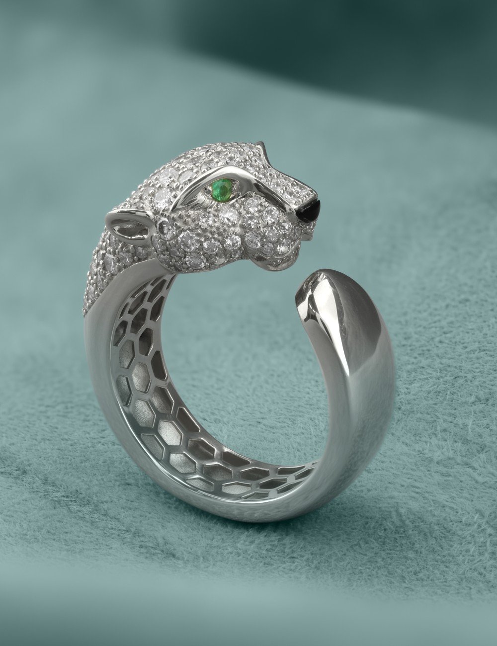 Кольцо из белого золота c бриллиантами, изумрудом и ониксом