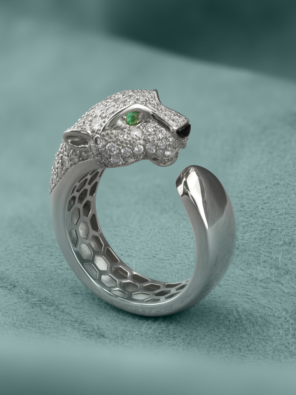 Кольцо из белого золота 585 пробы c бриллиантами, изумрудом и ониксом