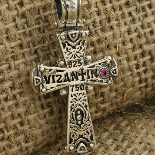 Крест из серебра 925 пробы и золота 750 пробы c ониксом и рубином