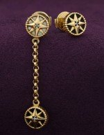 Серьги из лимонного золота c бриллиантами, ониксом и перламутром