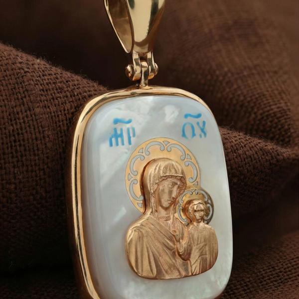 Нательная икона из красного золота 585 пробы c эмалью и перламутром