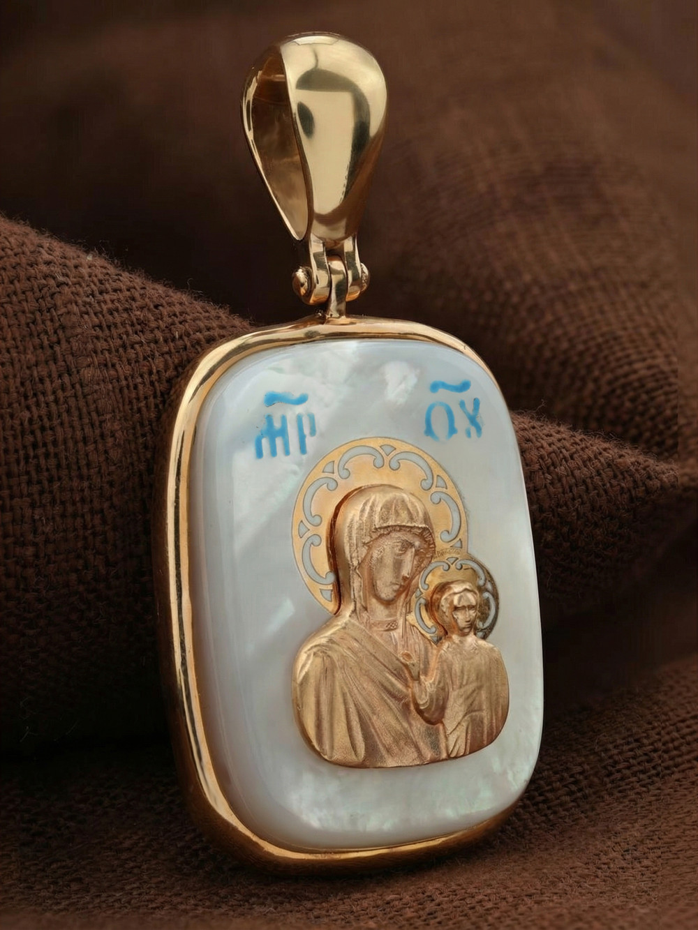 Нательная икона из красного золота 585 пробы c эмалью и перламутром