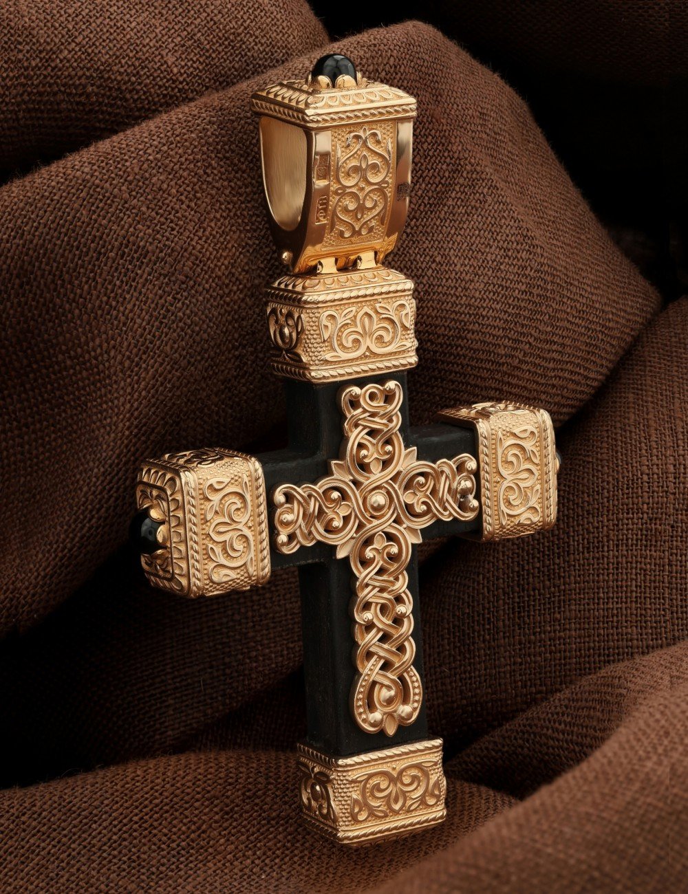 Крест из золота c эмалью, ониксом и эбеновым деревом