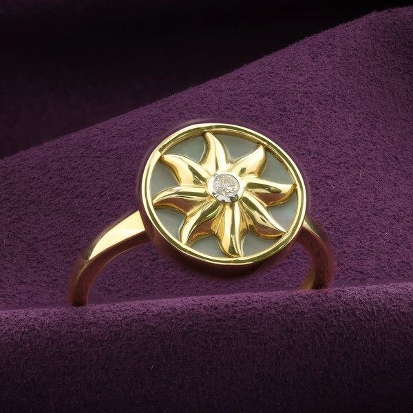 Кольцо из лимонного золота 585 пробы c бриллиантами и перламутром