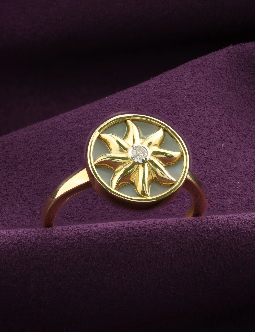 Кольцо из лимонного золота c бриллиантами и перламутром