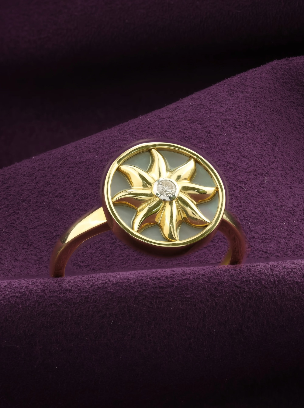 Кольцо из лимонного золота 585 пробы c бриллиантами и перламутром