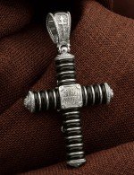 Крест из белого золота c ониксом