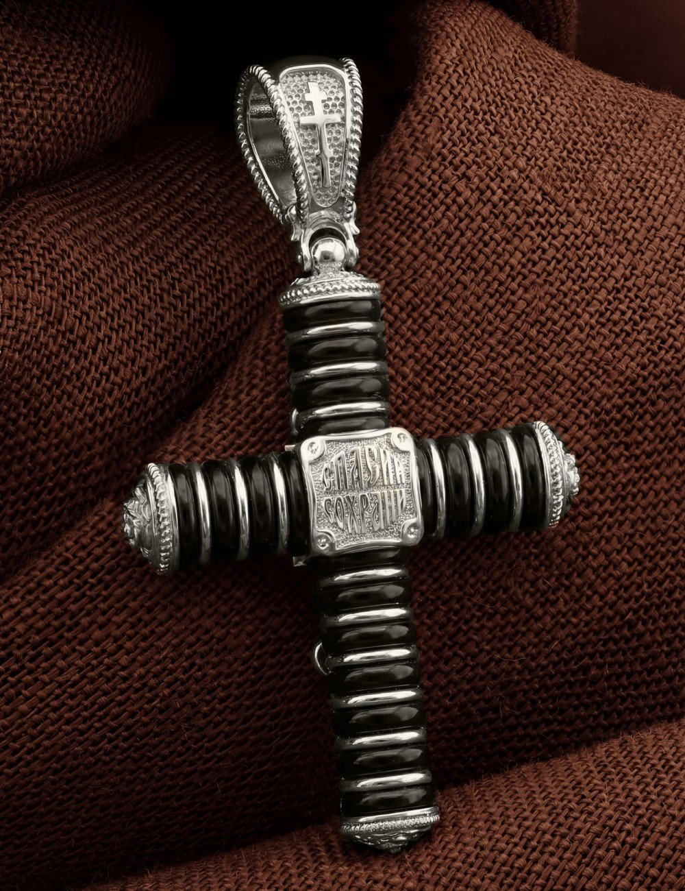 Крест из белого золота c ониксом