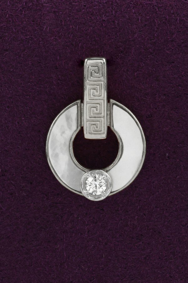 Подвеска из белого золота c бриллиантами и перламутром