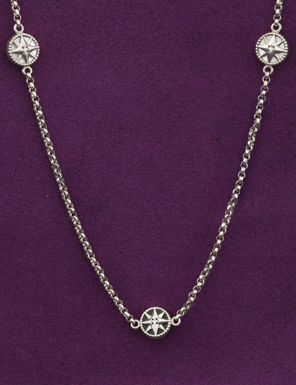 Колье из белого золота c бриллиантами, ониксом и перламутром