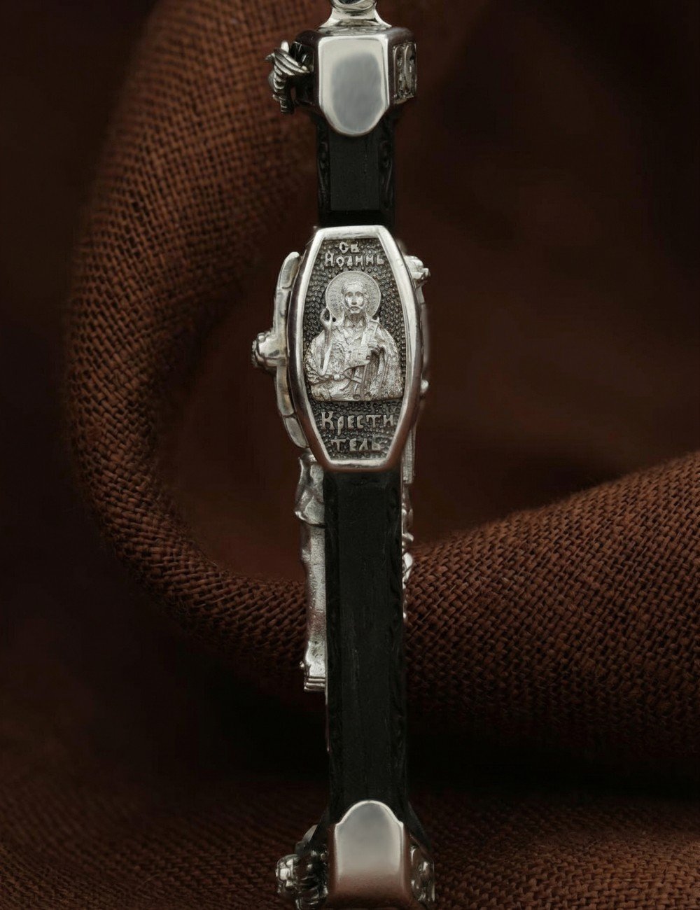 Крест из белого золота c эбеновым деревом