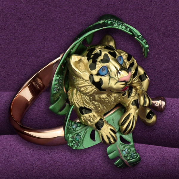 Кольцо из красного золота 585 пробы c эмалью и изумрудом