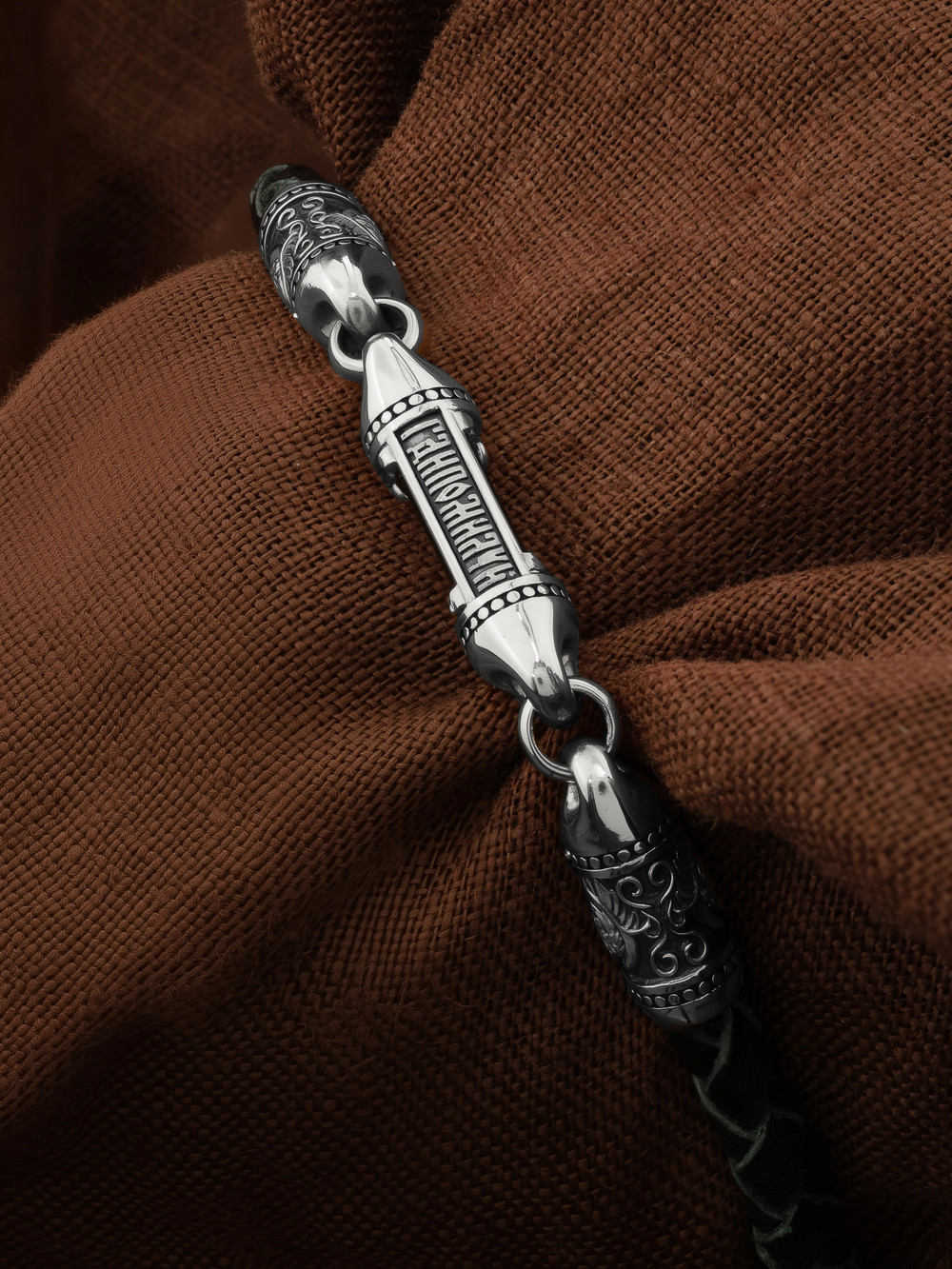 Браслет-шнурок из белого золота 585 пробы c кожаным шнурком и ониксом