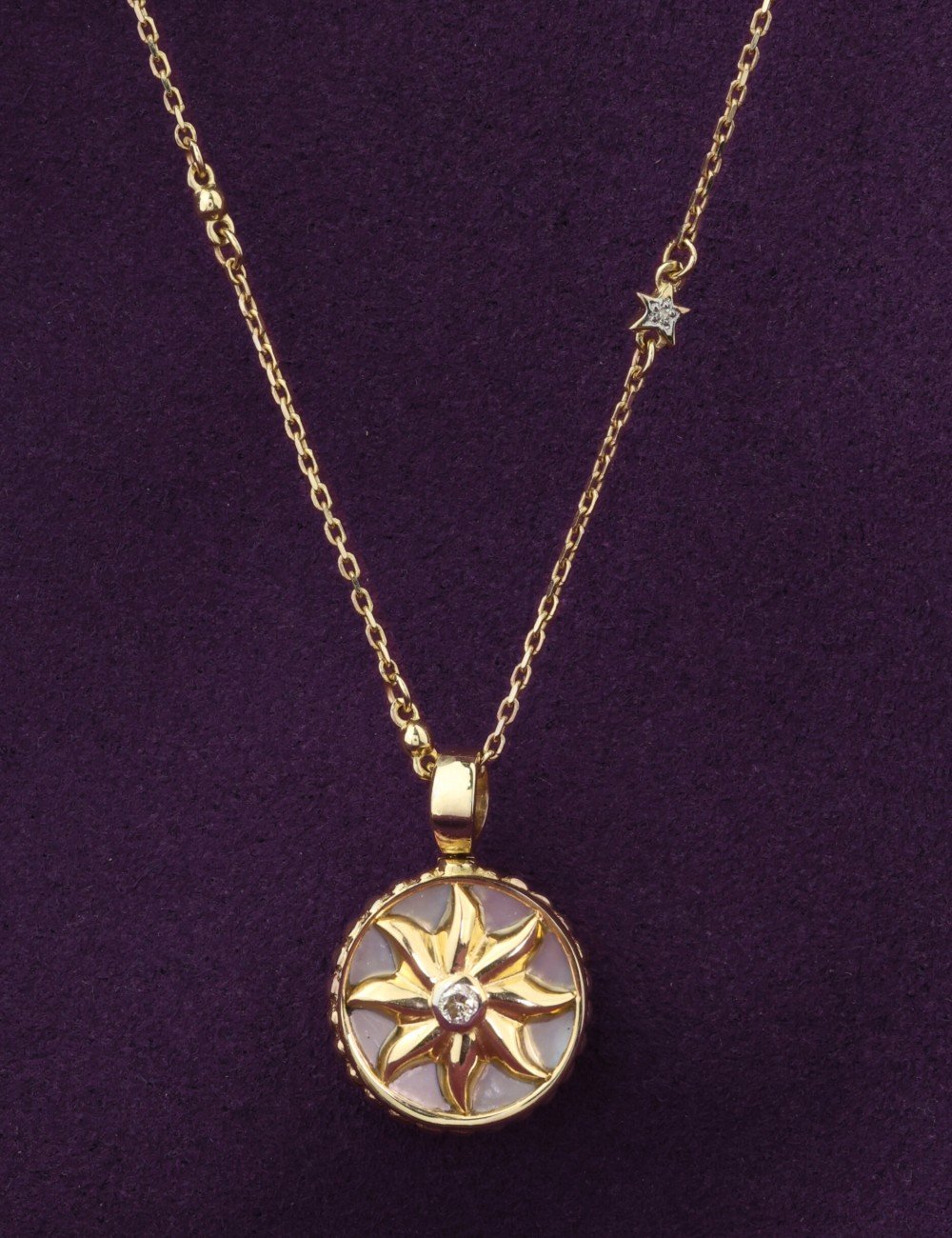 Колье из лимонного золота c бриллиантами, ониксом и перламутром