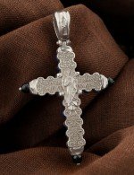 Крест из белого золота c ониксом и лазуритом