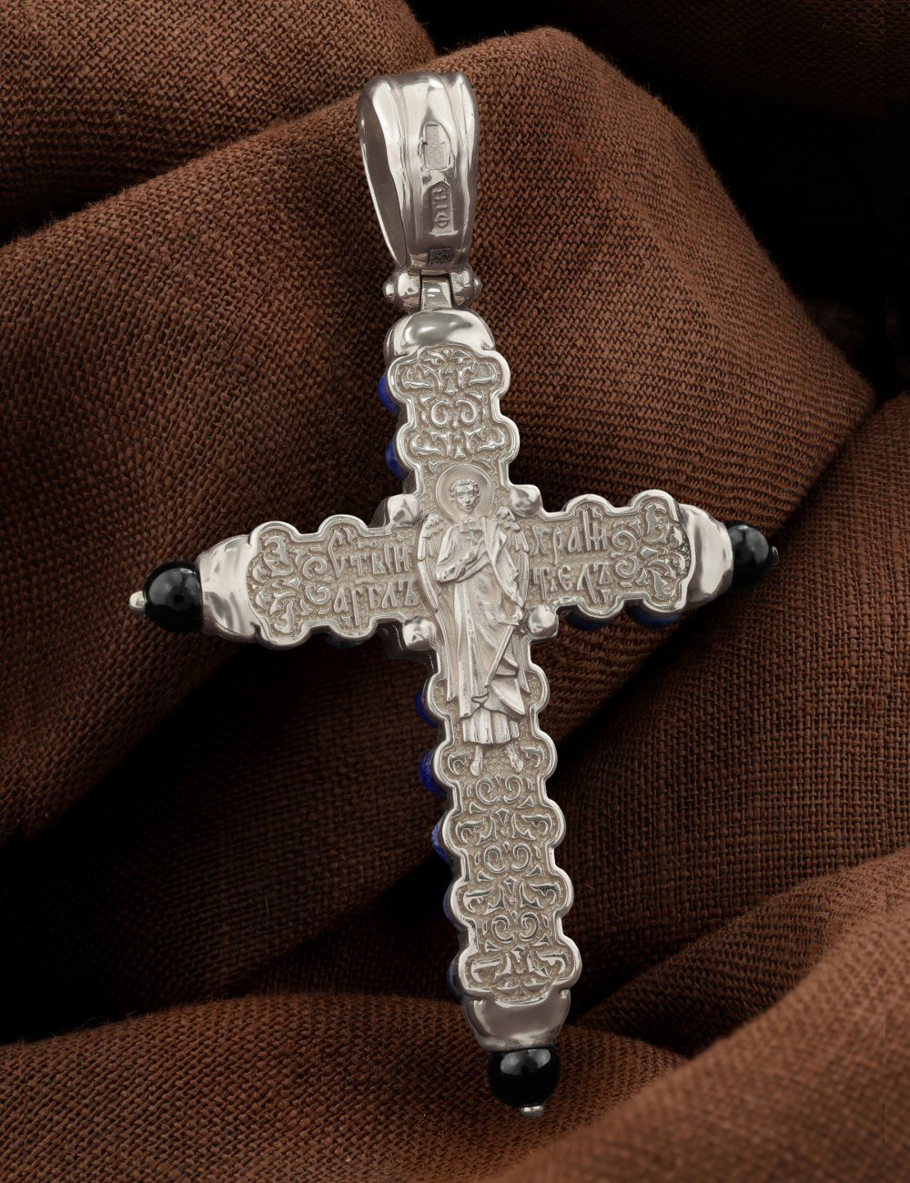 Крест из белого золота c ониксом и лазуритом