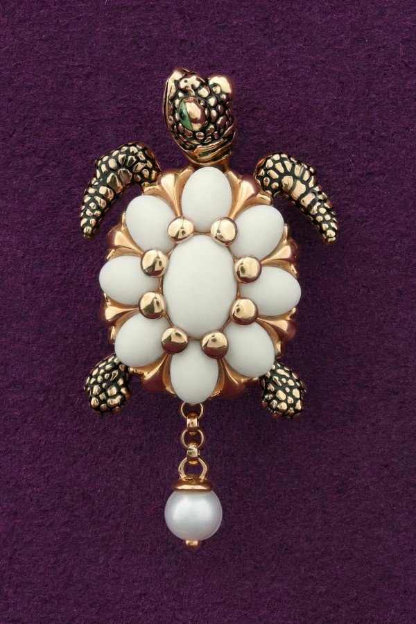 Подвеска из золота c эмалью, жемчугом и бивнем мамонта