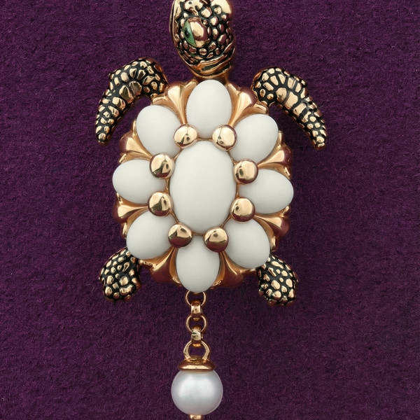 Подвеска из красного золота 585 пробы c эмалью, жемчугом и бивнем мамонта