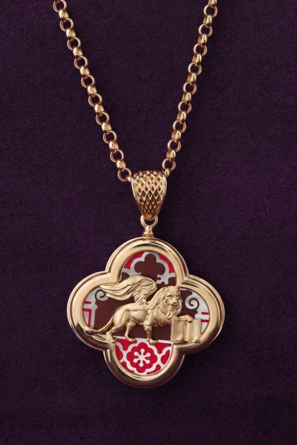 Подвеска из золота c эмалью и перламутром