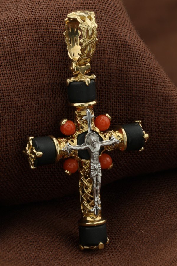 Крест из лимонного золота c ониксом и кораллом