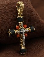 Крест из лимонного золота c ониксом и кораллом