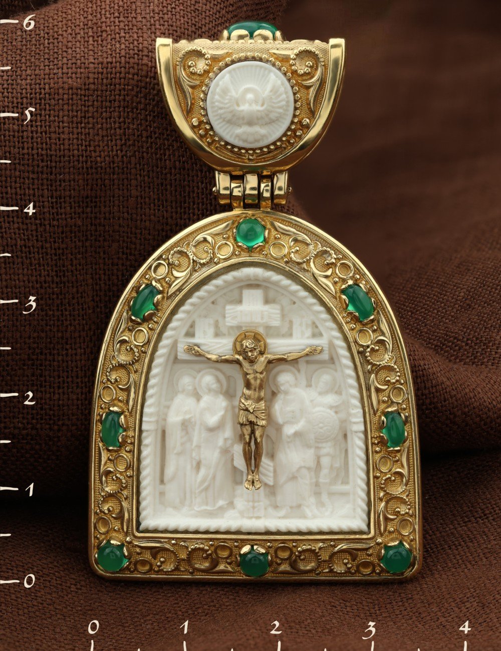 Образок из лимонного золота c эмалью, хризопразом и бивнем мамонта