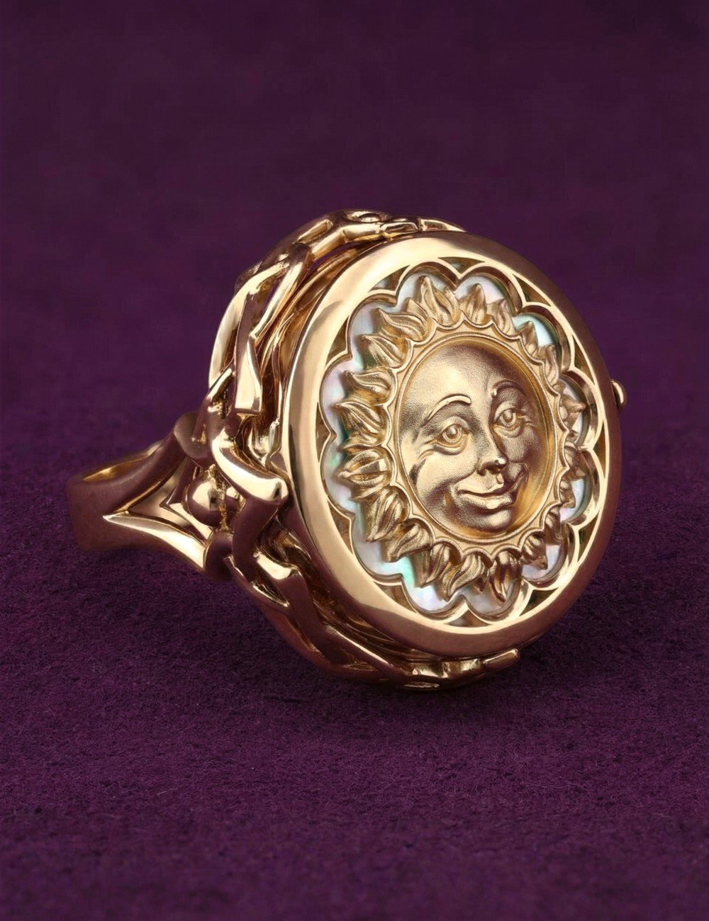 Кольцо из золота c ониксом и перламутром