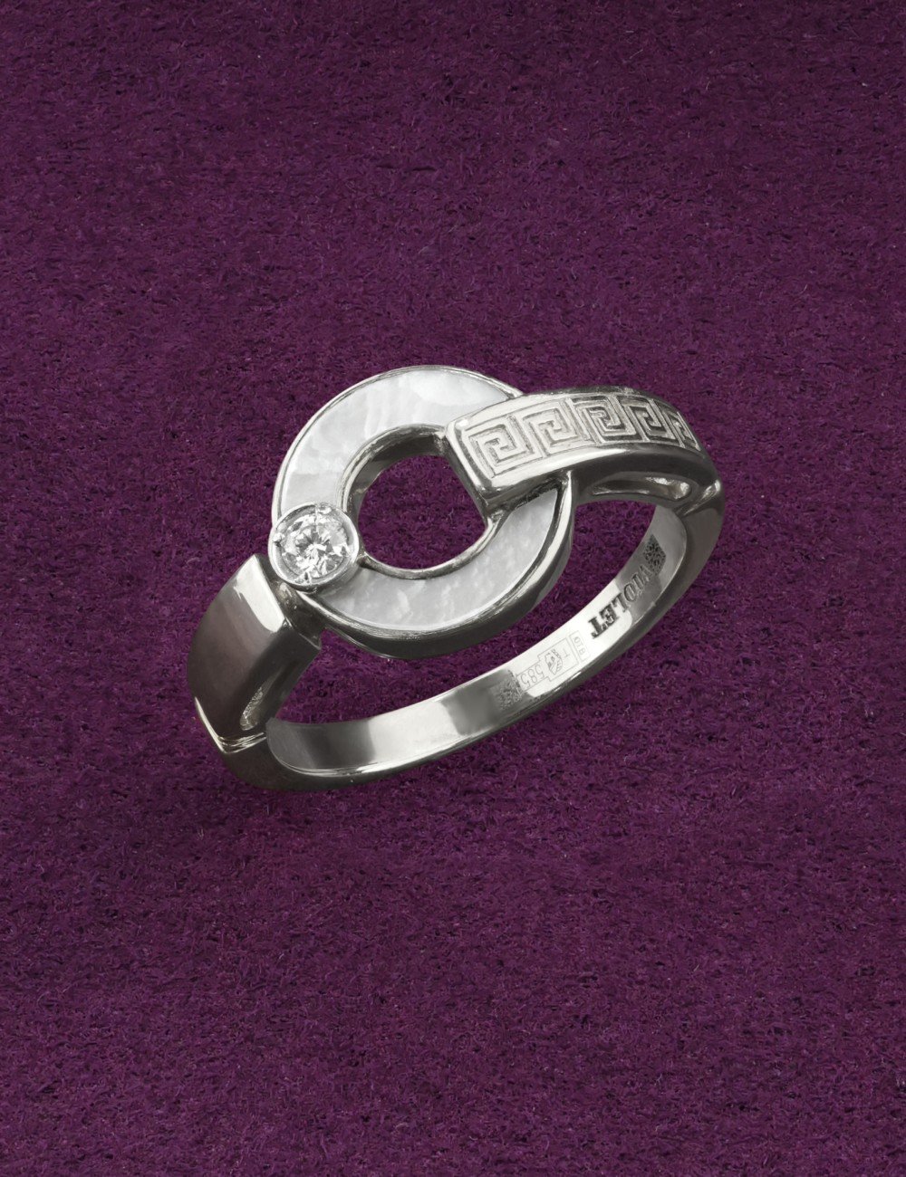 Кольцо из белого золота c бриллиантами и перламутром