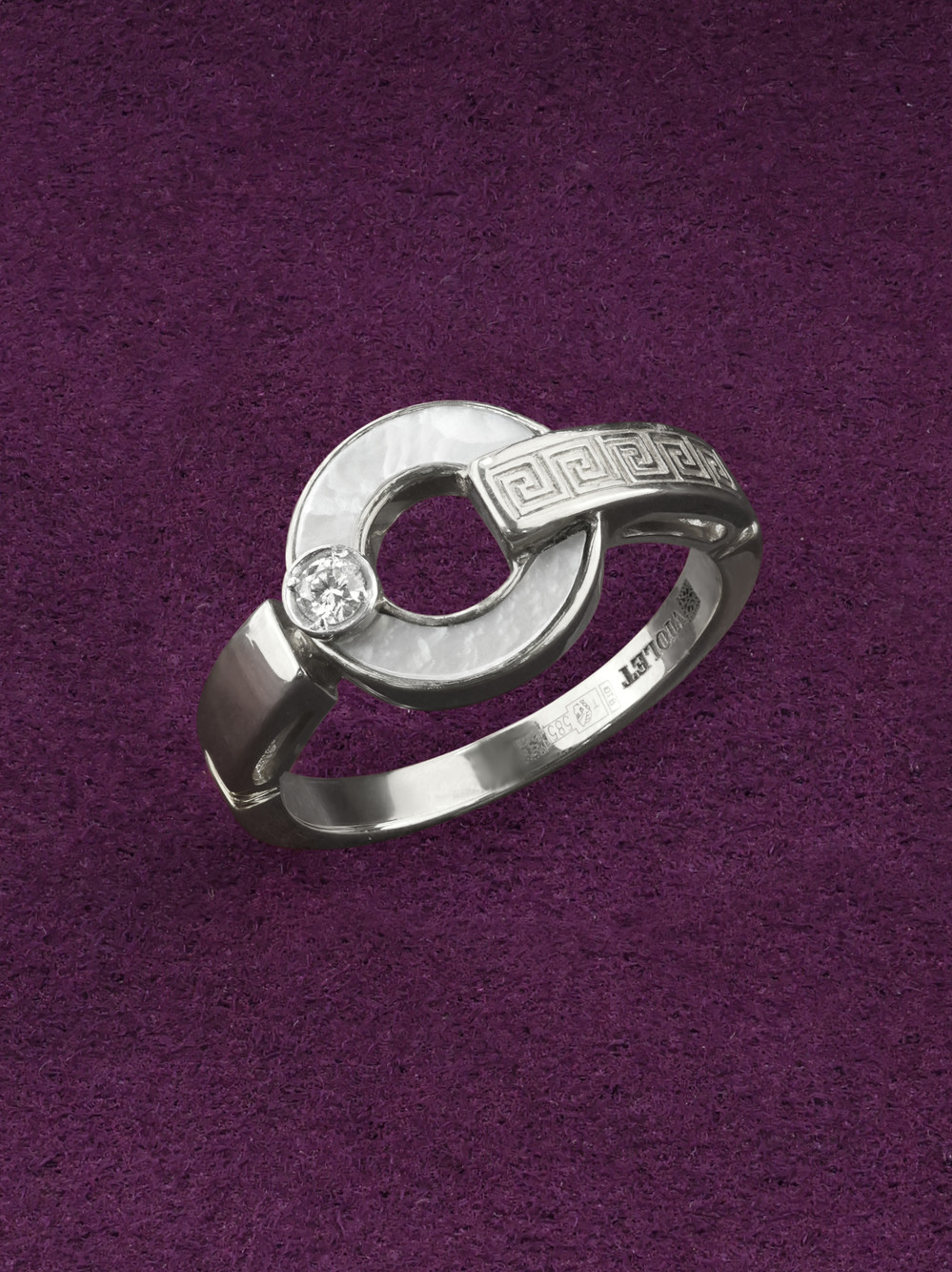 Кольцо из белого золота 585 пробы c бриллиантами и перламутром