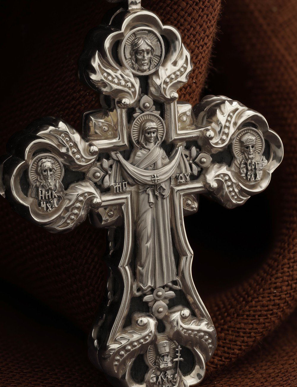 Крест из белого золота c эбеновым деревом