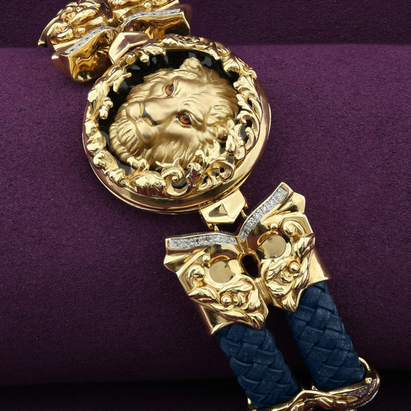 Браслет из лимонного золота 585 пробы c эмалью, бриллиантами, кожаным шнурком и ониксом