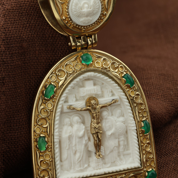 Нательная икона из лимонного золота 585 пробы c эмалью, хризопразом и бивнем мамонта