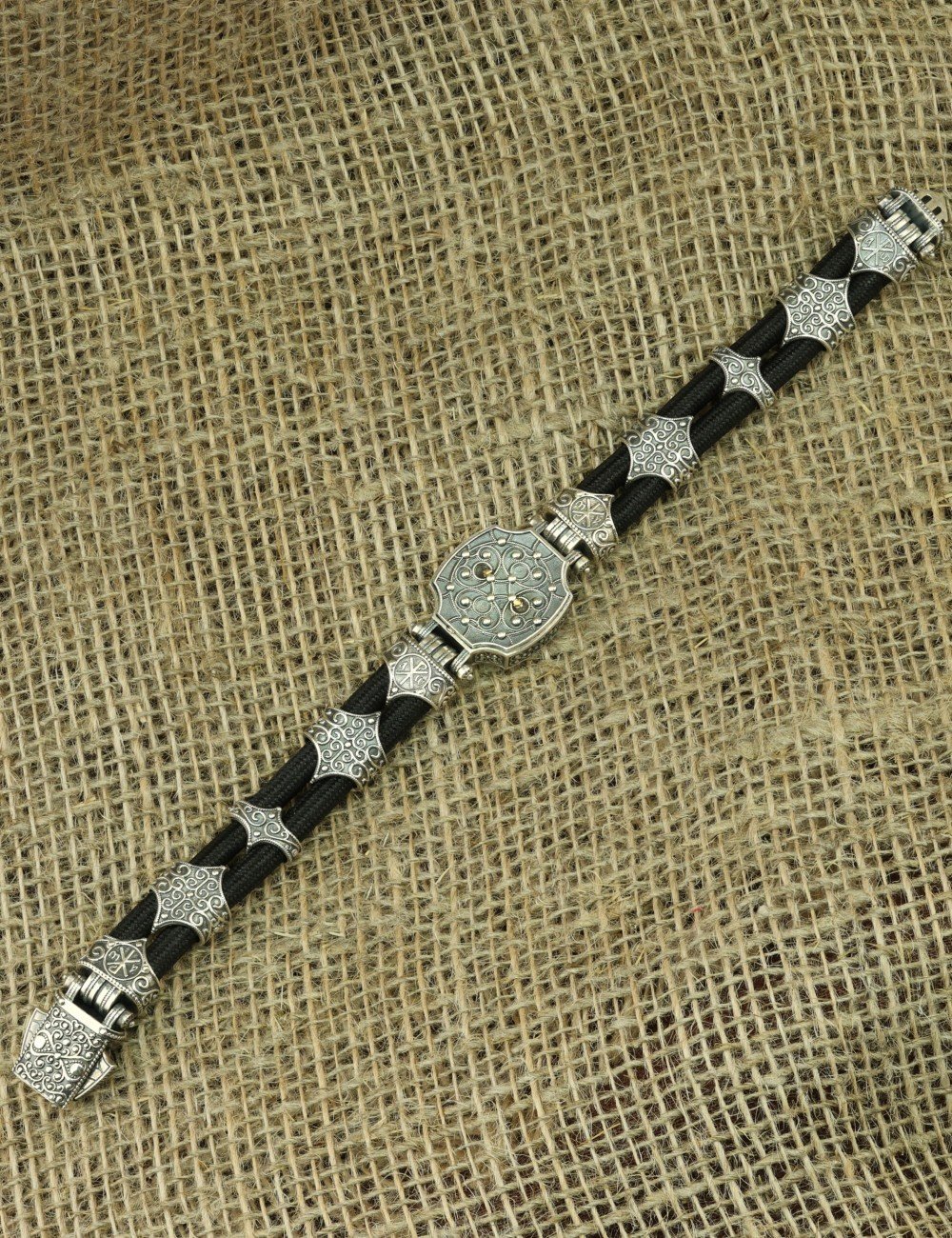 Браслет из серебра и золота c ониксом и шёлковым шнурком