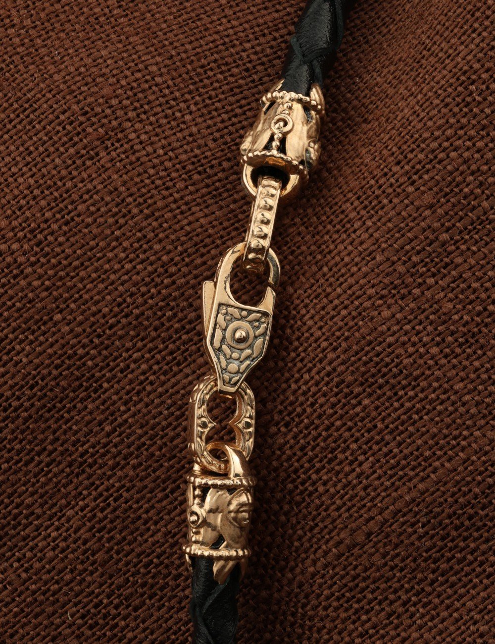 Гайтан из золота c кожаным шнурком