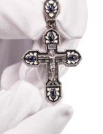 Крест из белого золота c эмалью и сапфиром