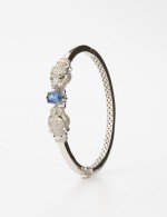 Браслет из белого золота c бриллиантами, сапфиром и изумрудом